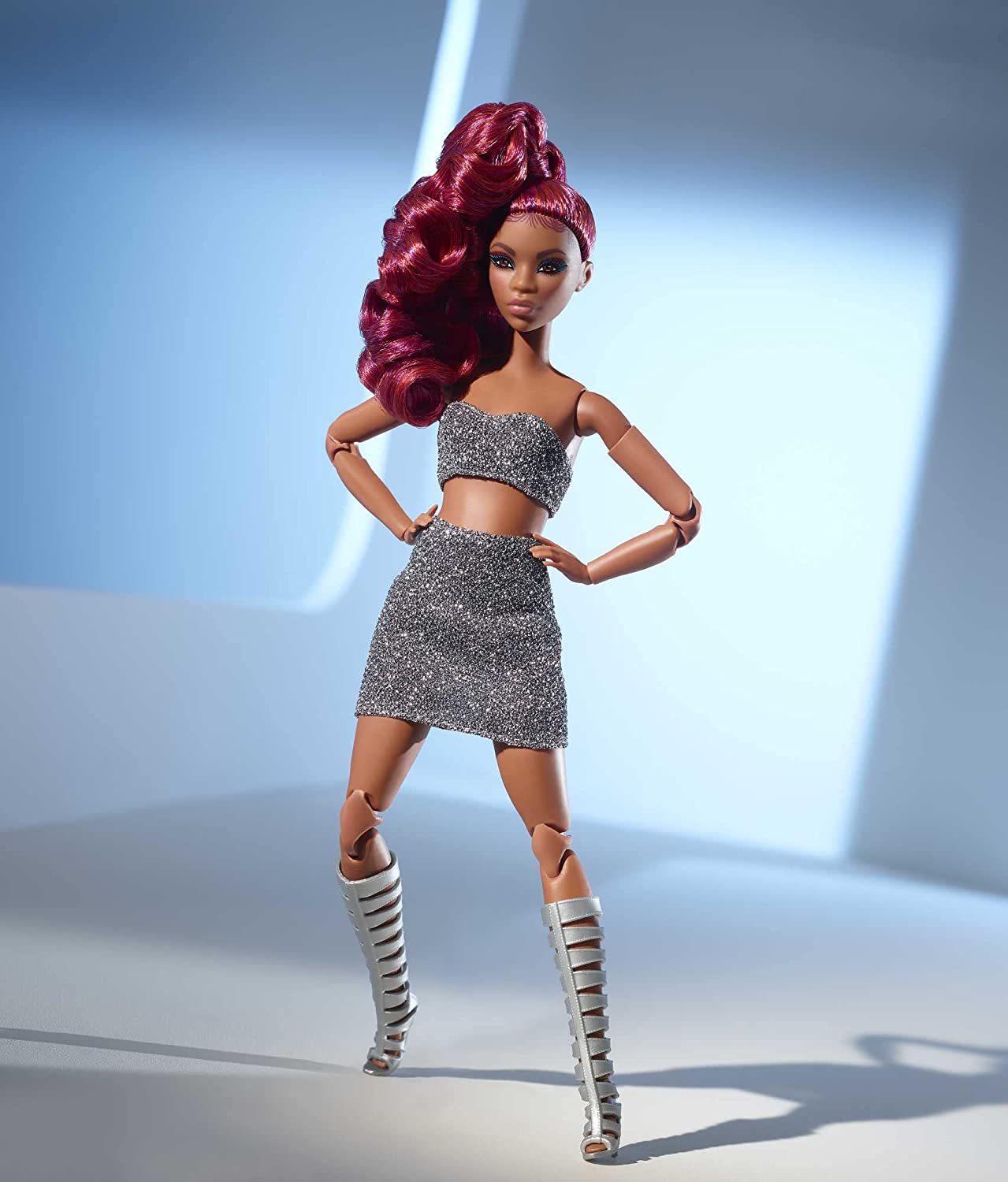 Barbie in crop top a righe con cappello di paglia e scarpe da ginnastica di  tela generative ai